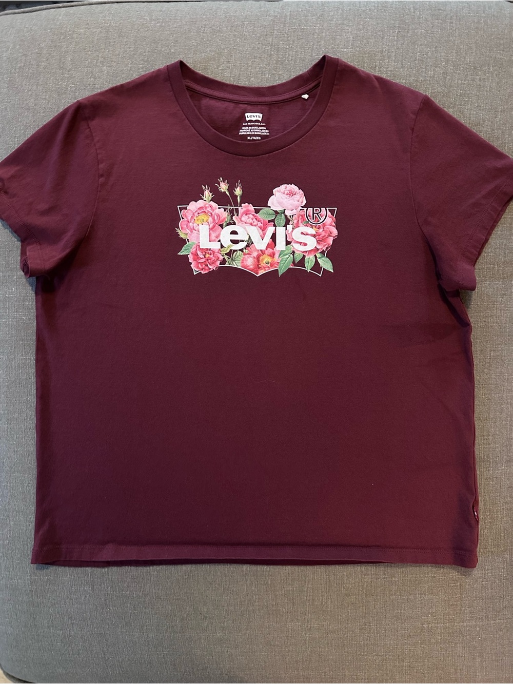 Levi’s Women’s Burgundy Floral Rose Logo Graphic T-Shirt Size XL